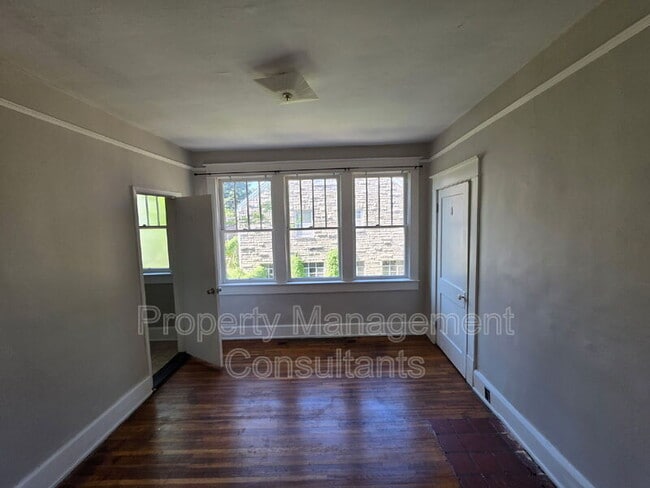 Building Photo - 727 N Sherrod Ave