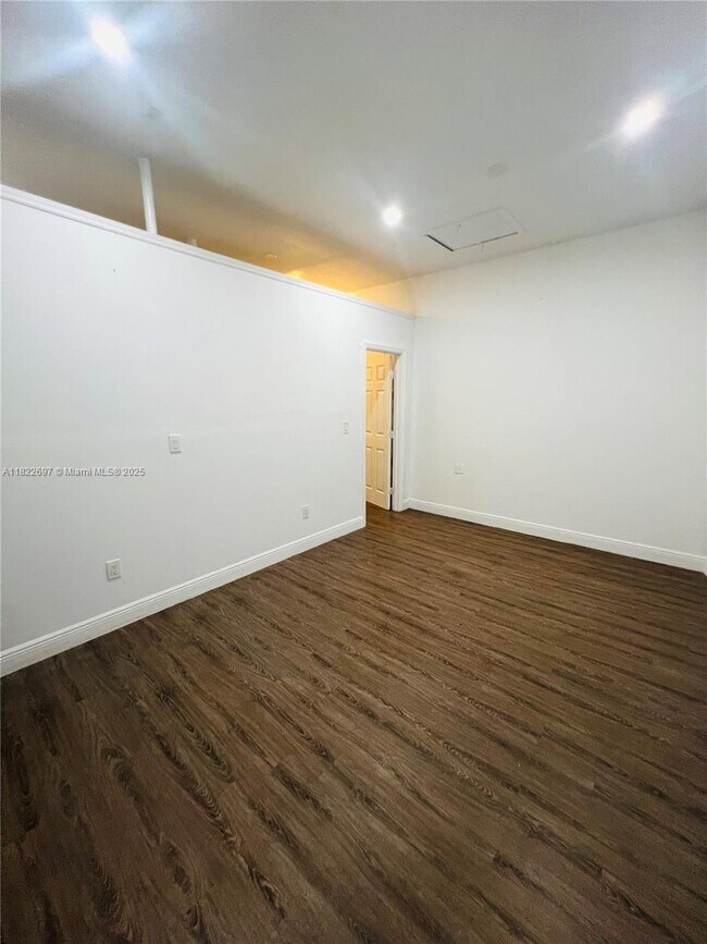 Foto del edificio - 550 NW 20th St