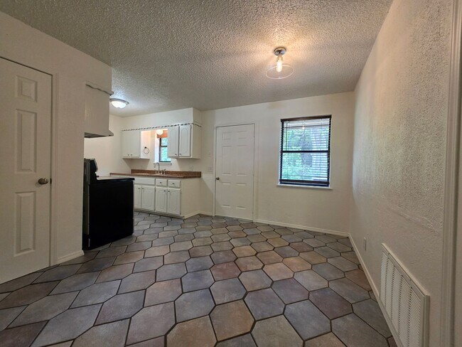 Foto del edificio - 3 bedroom home in Tecumseh!