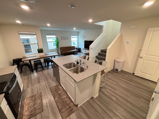Foto del edificio - Gorgeous 3Bed/2.5Bath/2Car Townhome located in Southwest Las Vegas- Make the Move for Less: $300 ...