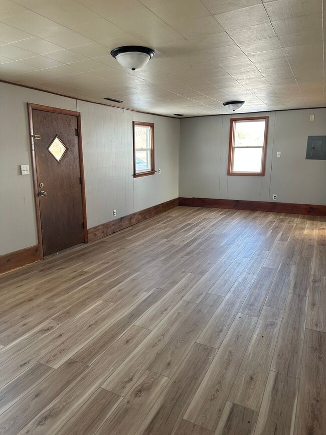 Building Photo - 3 bedroom 1 bath home