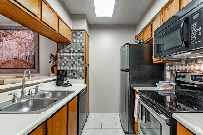 2BR, 2BA - 853SF - Summerhill Woods Apartments