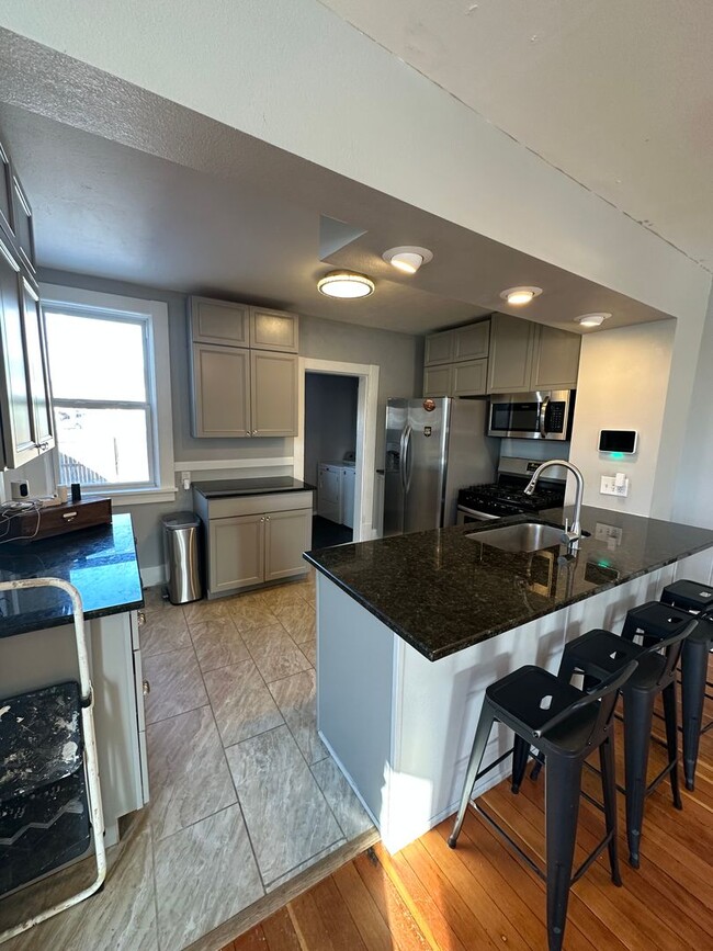 Building Photo - PET FRIENDLY 2 BEDROOM, 1 BATHROOM SINGLE FAMILY HOME CLOSE TO DOWNTOWN!