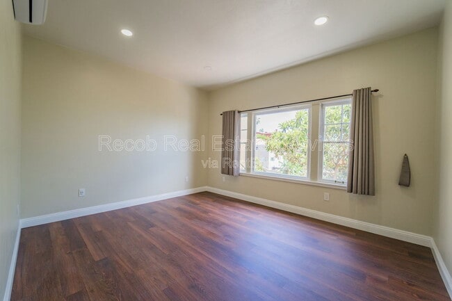 Foto del edificio - 3345 Columbia St