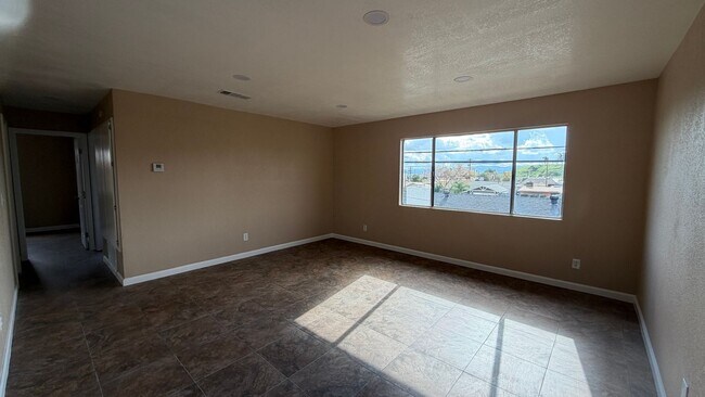 Foto del edificio - Three Bedroom Two Bathroom Apartment in San Bernardino!