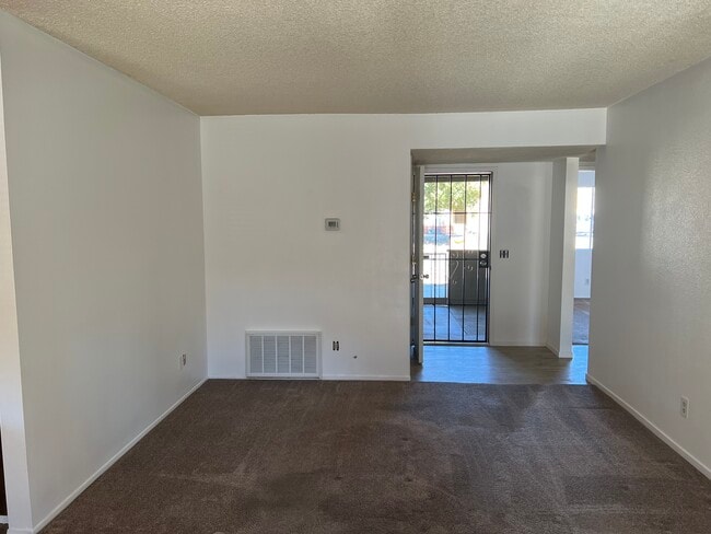 Building Photo - 1931 Nuevo St