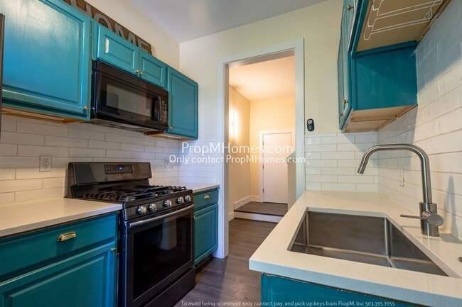 Building Photo - Charming 3-Bedroom Sanctuary in Vibrant Mo...