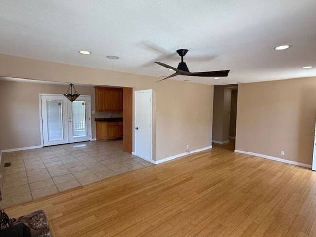 Foto del edificio - Spacious 3-bedroom home in Quiet El Sobran...