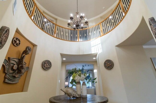 Building Photo - Pleasanton Ridge 5 bed/5 bath, Solar, Amen...