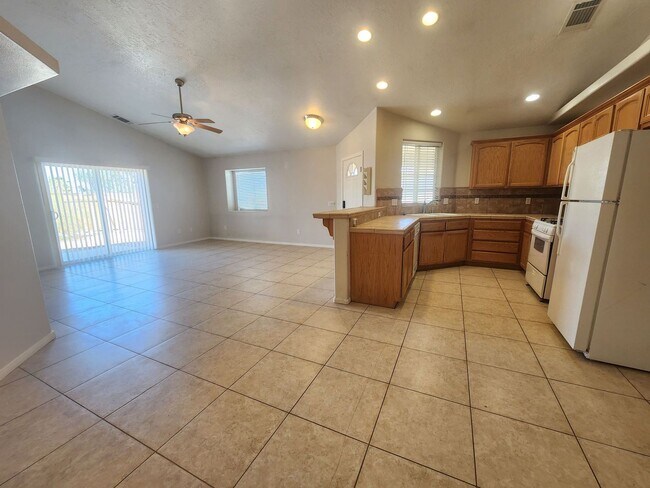 Foto del edificio - **Move in Special $100 Off 1st Month** 3 bedroom 2 Bath in Indian Cove