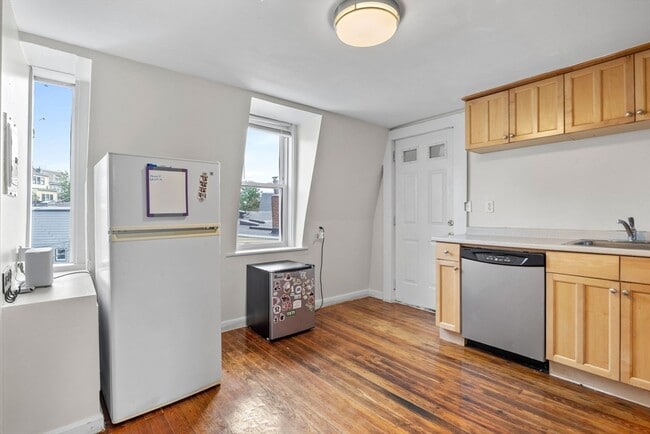 Building Photo - 528 Medford St