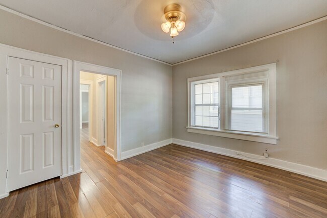 Building Photo - N Rosedale Ave Duplex