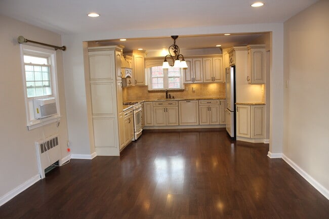 Kitchen/dining - 715 Midland Ave
