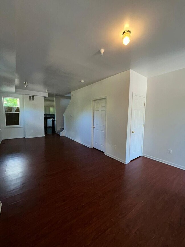 Building Photo - Beautiful big property with AC