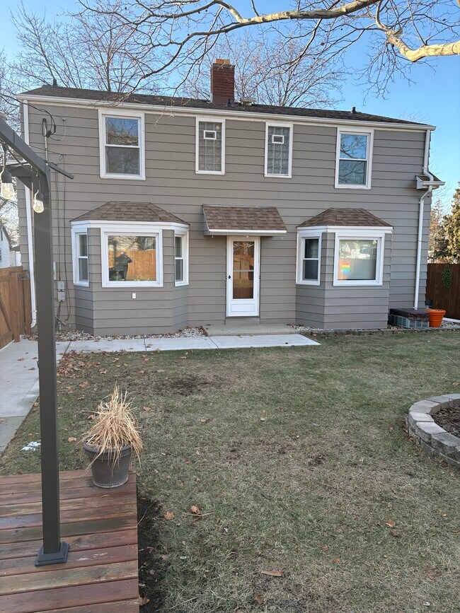 Puerta trasera - 1324 S 109th St