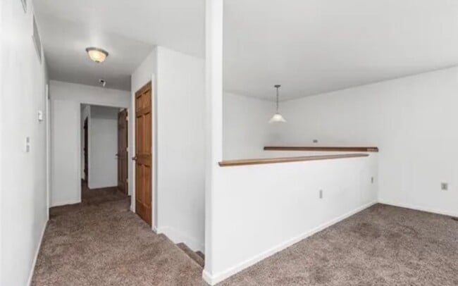 Foto del edificio - 621 Twin Valley Dr