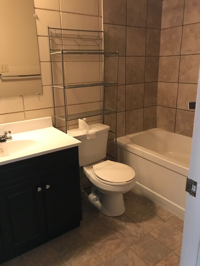 Photo du bâtiment - 3 Bed 1.5 Bath Unit in Red Deer, AB