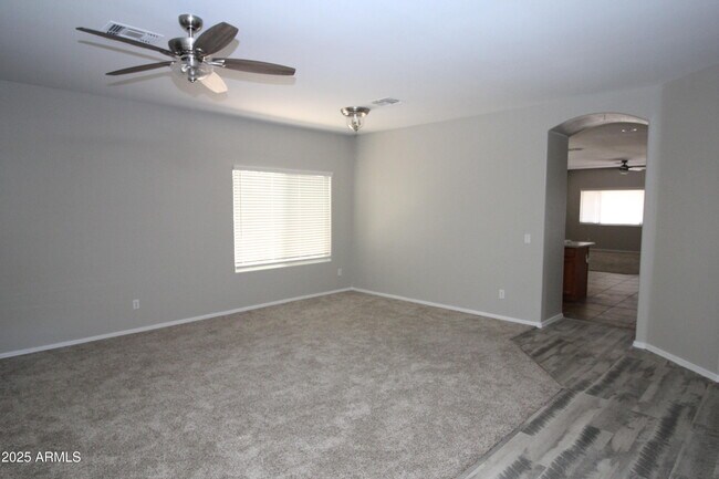Foto del edificio - 8166 W Rose Garden Ln