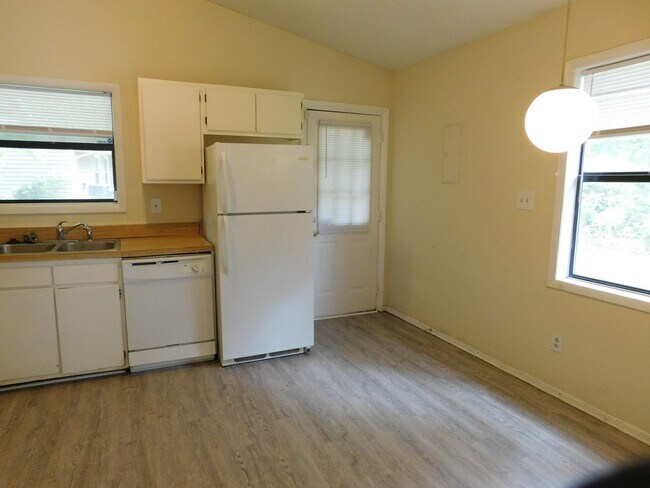 Building Photo - 1703 RaceTrack Rd