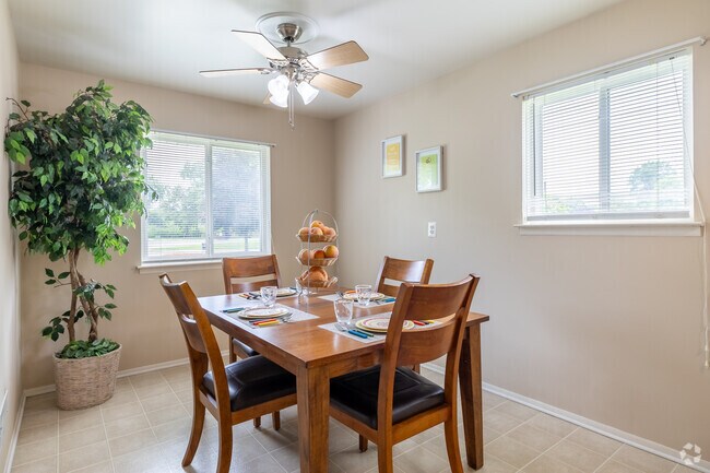 3 habitaciones, 1 baño - 1050 pies cuadrados - Comedor - The Hamptons of Brownstown Apartments