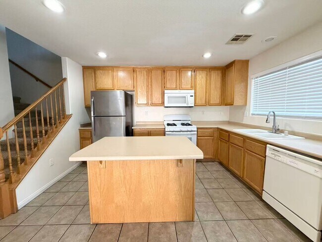Foto del edificio - Spacious 2-story home located in a convenient Las Vegas gate community