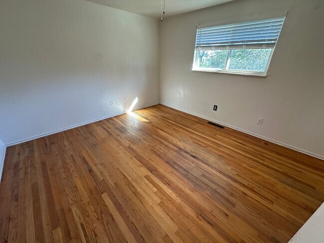 Foto del edificio - GREAT SINGLE FAMILY HOME CLOSE TO RESTAURA...