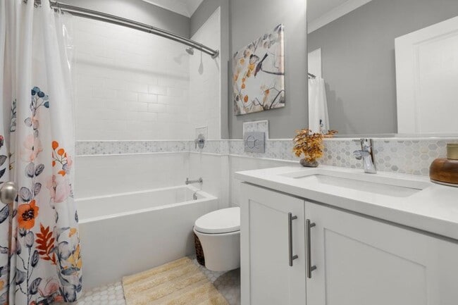 Building Photo - 3 bedroom in Chicago IL 60657