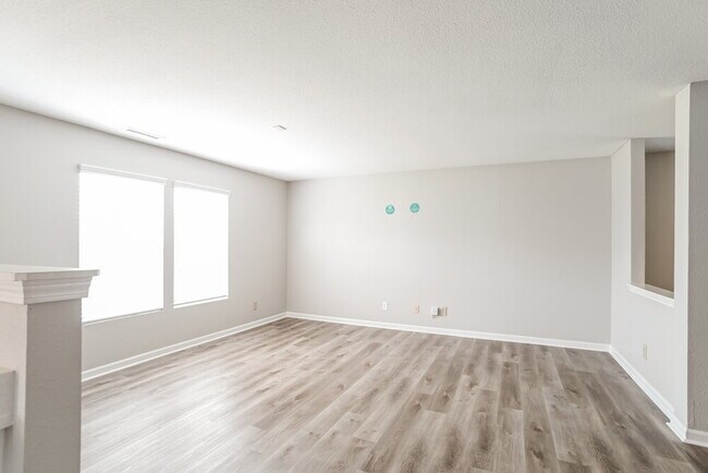 Building Photo - 13921 Lawrence Farm Ln