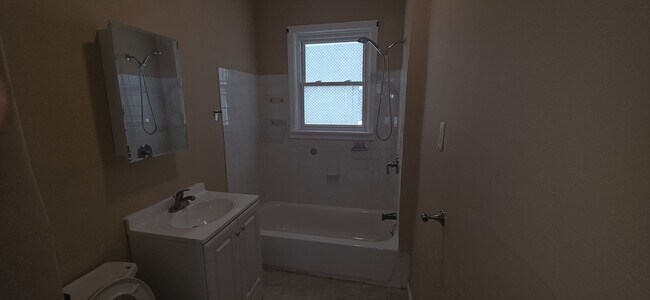 Building Photo - 105 6th St