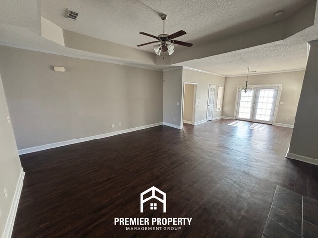 Foto del edificio - Charming 3BR Tuscaloosa Home | Hardwood Floors, Brick Fireplace, 2-Car Garage & Fenced Yard