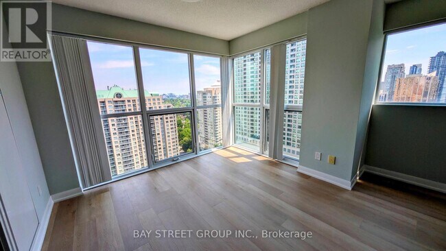 Photo du bâtiment - 5168-5168 Yonge St