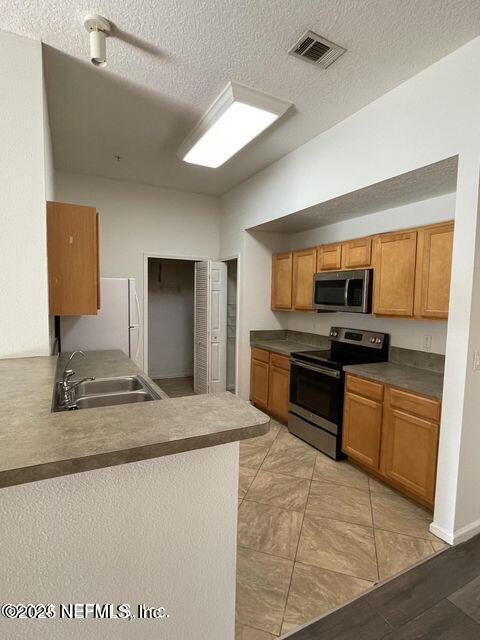 Foto del edificio - 7920 Merrill Rd