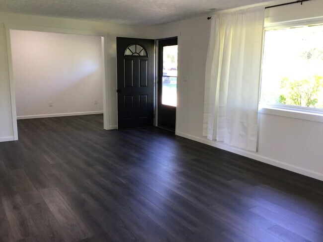 Foto del edificio - 1448 Laurel Dr