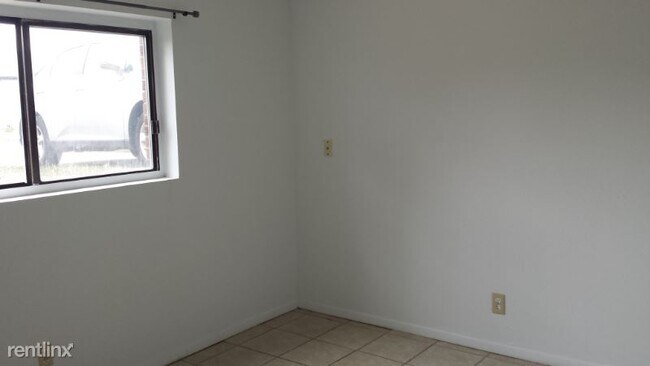 Building Photo - 3 br, 1 bath Townhome - 6772 Locust St