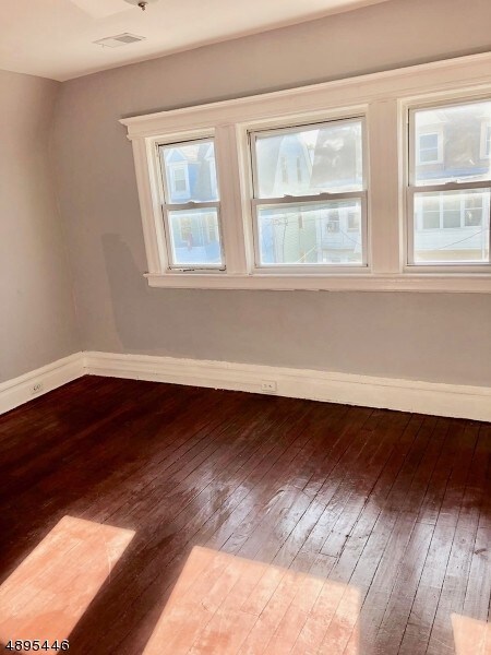 Foto del edificio - 18 Columbia Ave