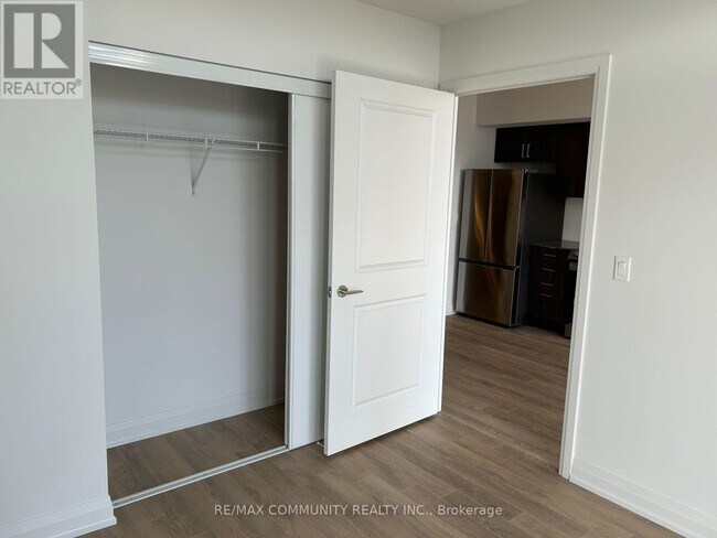 Building Photo - 10 Meadowglen Pl