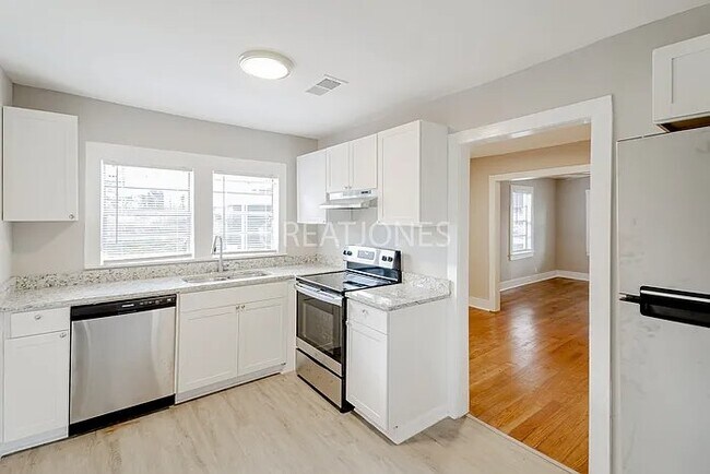 Building Photo - 707 19th St S