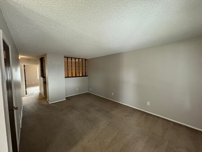 Building Photo - 3 bed, 2 office, 2 bath Townhouse