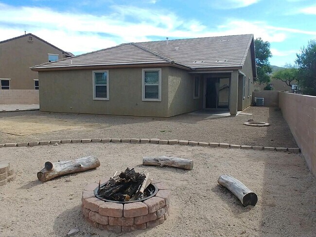 Foto del edificio - 4 bedroom, 2 bath, 2 car garage