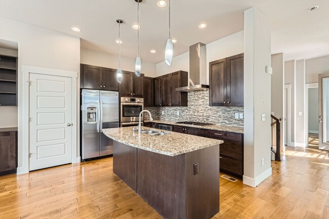 Foto del edificio - Beautiful- Open Concept - Updated - Main f...