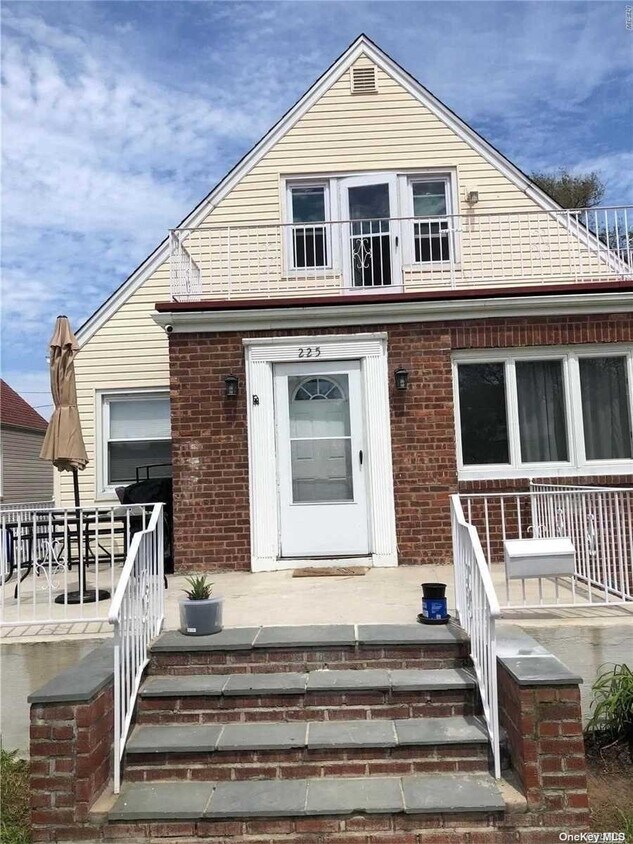 225 W Hudson St Unit Upper, Long Beach, NY 11561 Room for Rent in
