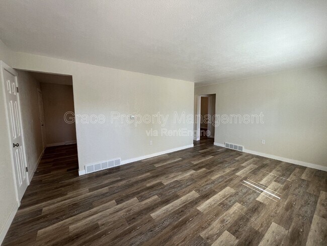Building Photo - 543 S 1st Way