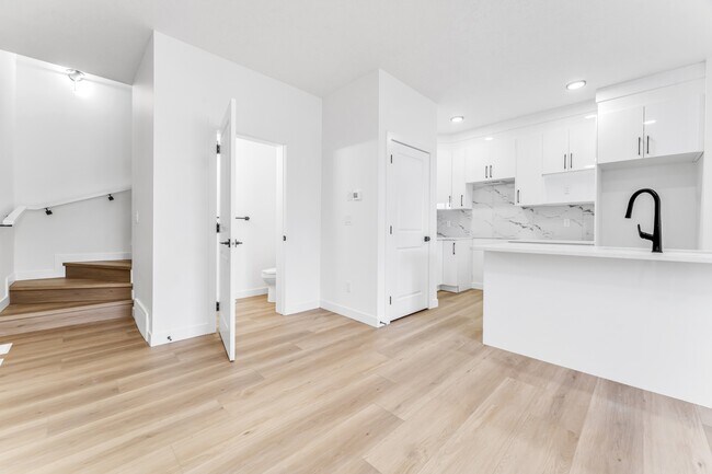 Photo du bâtiment - 10631-148 148 St NW