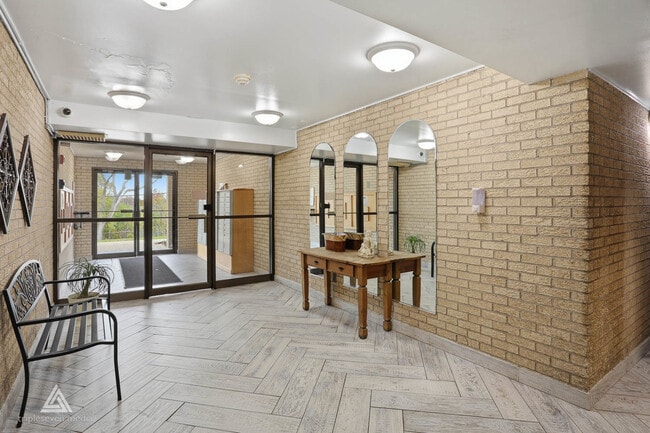 Building Photo - 7301 Willow Springs Rd