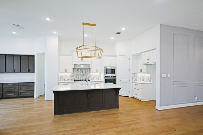 Building Photo - 1438 Oaklawn Dr
