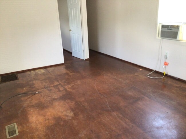 Building Photo - GREAT LOCATION! 2-Bedroom/ 1-Bath