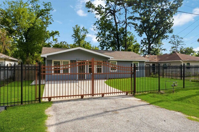 Building Photo - 8129 Linda Vista Rd