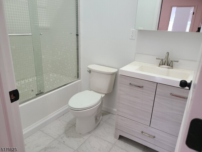 Foto del edificio - 6 E Washington Ave