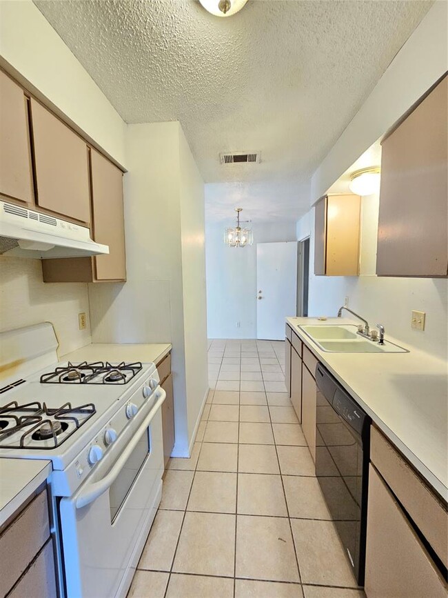 Foto del edificio - 6000 Emerald Forest Dr