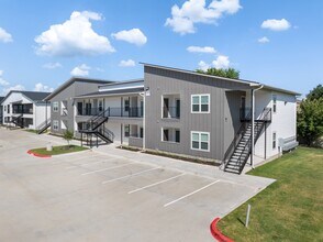 Building Photo - 1326 Prairie Dr